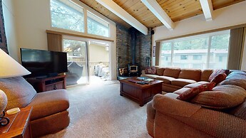 Chateau de Montagne 42 Spacious and Updated Family Townhome with Priva