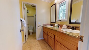 Chateau de Montagne 42 Spacious and Updated Family Townhome with Priva