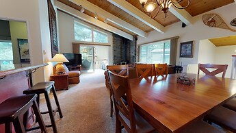 Chateau de Montagne 42 Spacious and Updated Family Townhome with Priva