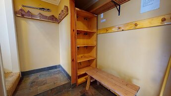 Chateau de Montagne 42 Spacious and Updated Family Townhome with Priva