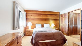 Snowflower 68 Spacious End Unit With Great Complex Amenities, Quiet Lo