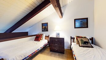 Discovery 4 104 Pet-Friendly Rustic Mountain Cabin, Close to Canyon Lo