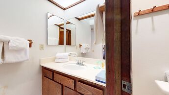 Discovery 4 104 Pet-Friendly Rustic Mountain Cabin, Close to Canyon Lo