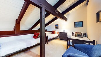 Discovery 4 104 Pet-Friendly Rustic Mountain Cabin, Close to Canyon Lo