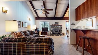 Discovery 4 104 Pet-Friendly Rustic Mountain Cabin, Close to Canyon Lo