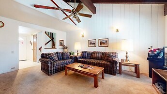 Discovery 4 104 Pet-Friendly Rustic Mountain Cabin, Close to Canyon Lo