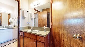 Chateau Blanc 25 Cozy with Gorgeous Mountain Views, On the Shuttle Rou