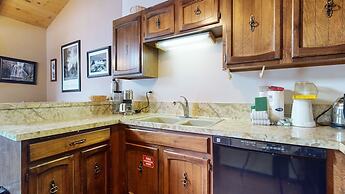 Chateau Blanc 25 Cozy with Gorgeous Mountain Views, On the Shuttle Rou