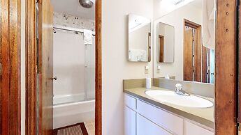 Chateau Blanc 25 Cozy with Gorgeous Mountain Views, On the Shuttle Rou