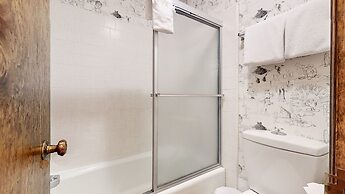 Chateau Blanc 25 Cozy with Gorgeous Mountain Views, On the Shuttle Rou