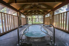 Snowcreek II 202 Remodeled, Light and Bright Condo with Washer Dryer b