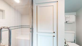 Snowcreek II 202 Remodeled, Light and Bright Condo with Washer Dryer b