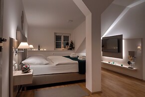 Louren Apartments