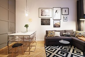 Luxury Mint Apartments Main Square