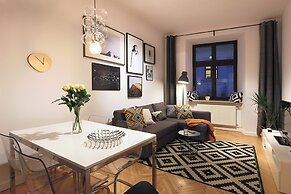 Luxury Mint Apartments Main Square