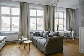 Luxury Mint Apartments Main Square