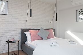 Luxury Mint Apartments Main Square