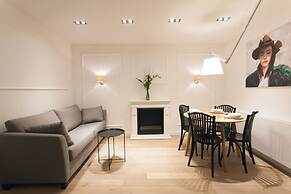 Luxury Mint Apartments Main Square