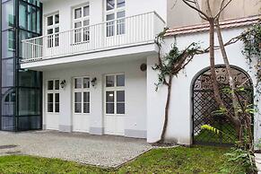 Luxury Mint Apartments Main Square