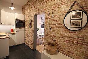 Luxury Mint Apartments Main Square