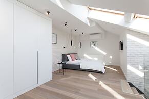 Luxury Mint Apartments Main Square