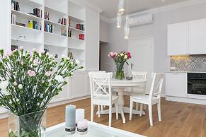 Luxury Mint Apartments Main Square