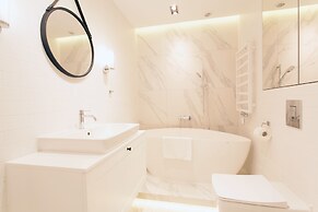 Luxury Mint Apartments Main Square