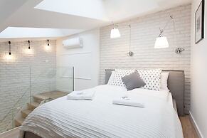 Luxury Mint Apartments Main Square