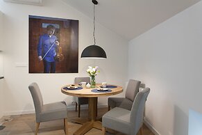 Luxury Mint Apartments Main Square