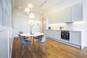 Luxury Mint Apartments Main Square