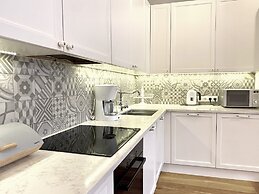 Luxury Mint Apartments Main Square