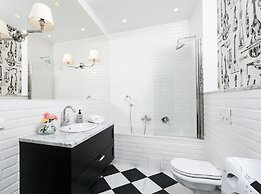 Luxury Mint Apartments Main Square