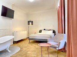 Luxury Mint Apartments Main Square