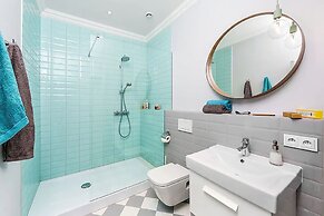 Luxury Mint Apartments Main Square