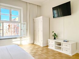 Luxury Mint Apartments Main Square