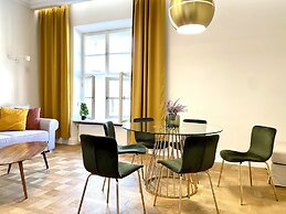 Luxury Mint Apartments Main Square