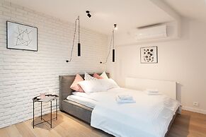 Luxury Mint Apartments Main Square