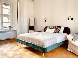 Luxury Mint Apartments Main Square