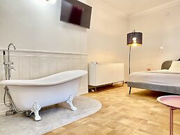 Luxury Mint Apartments Main Square