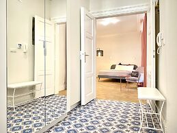 Luxury Mint Apartments Main Square