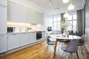 Luxury Mint Apartments Main Square