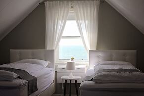A House Between Mountains and Coast in a Beautiful and Quiet sea Villa