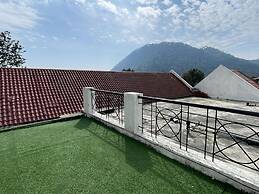 8fold-Pinecrest By LaRiSa, Bhimtal