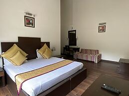 8fold-Pinecrest By LaRiSa, Bhimtal