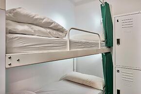 Hola Hostal Collblanc - Hostel