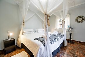 Shoestrings Backpackers & Bar