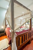 Shoestrings Backpackers & Bar