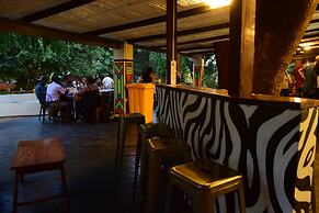 Shoestrings Backpackers & Bar