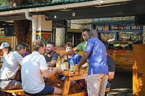 Shoestrings Backpackers & Bar