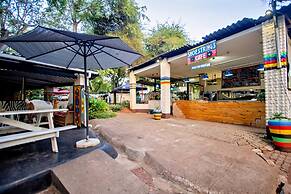 Shoestrings Backpackers & Bar